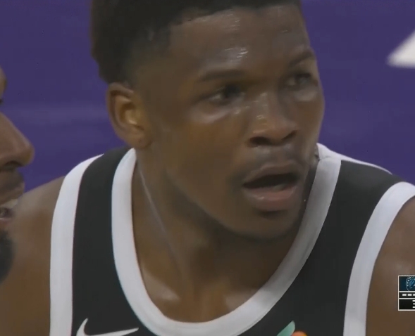 爱德华兹倒地&抱怨判罚吃到本场第二个技术犯规驱逐出场！