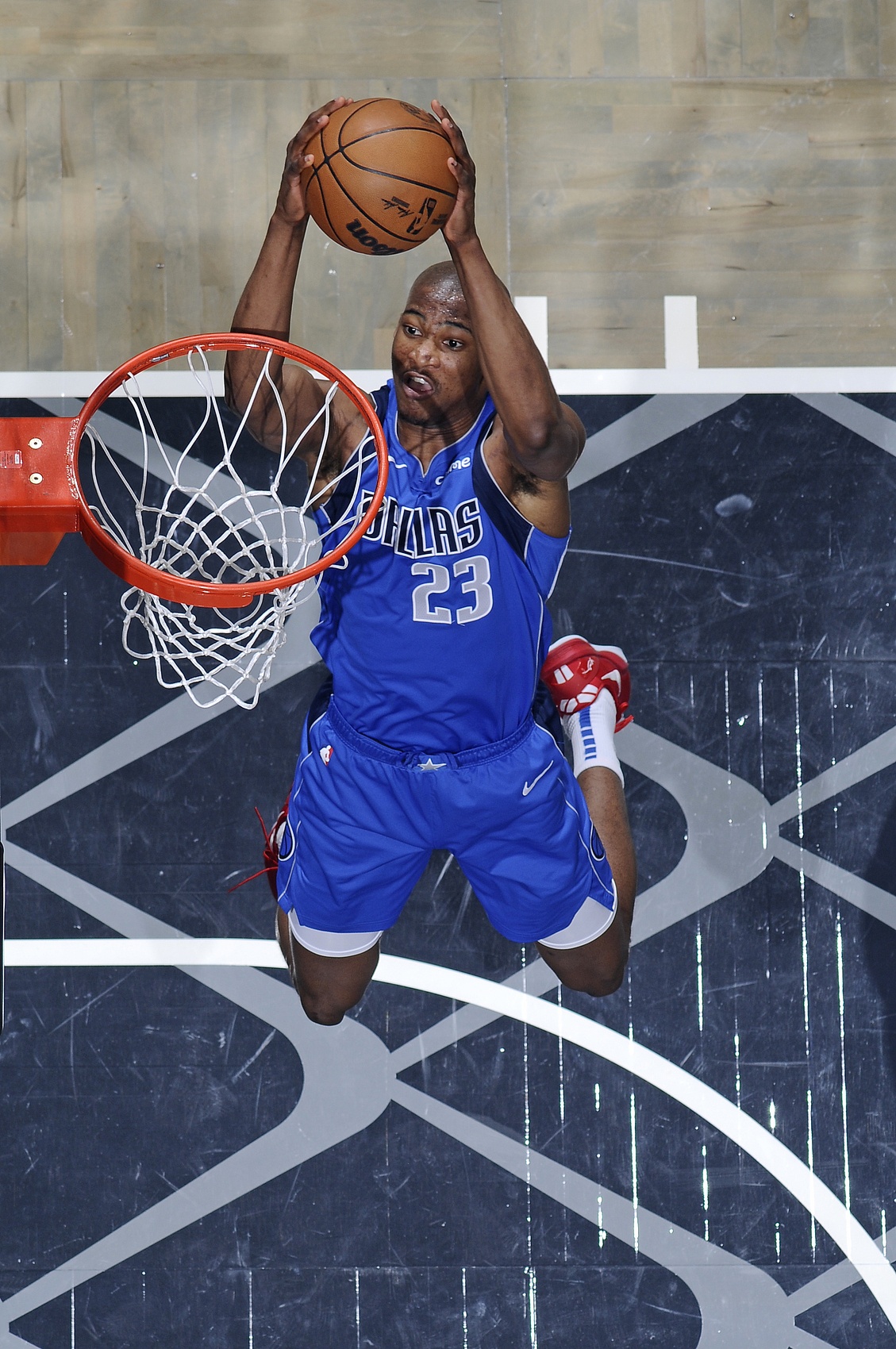 GOAT有实力✈️凯-琼斯在独行侠场均12.9+7.9 命中率84.8%超恐怖