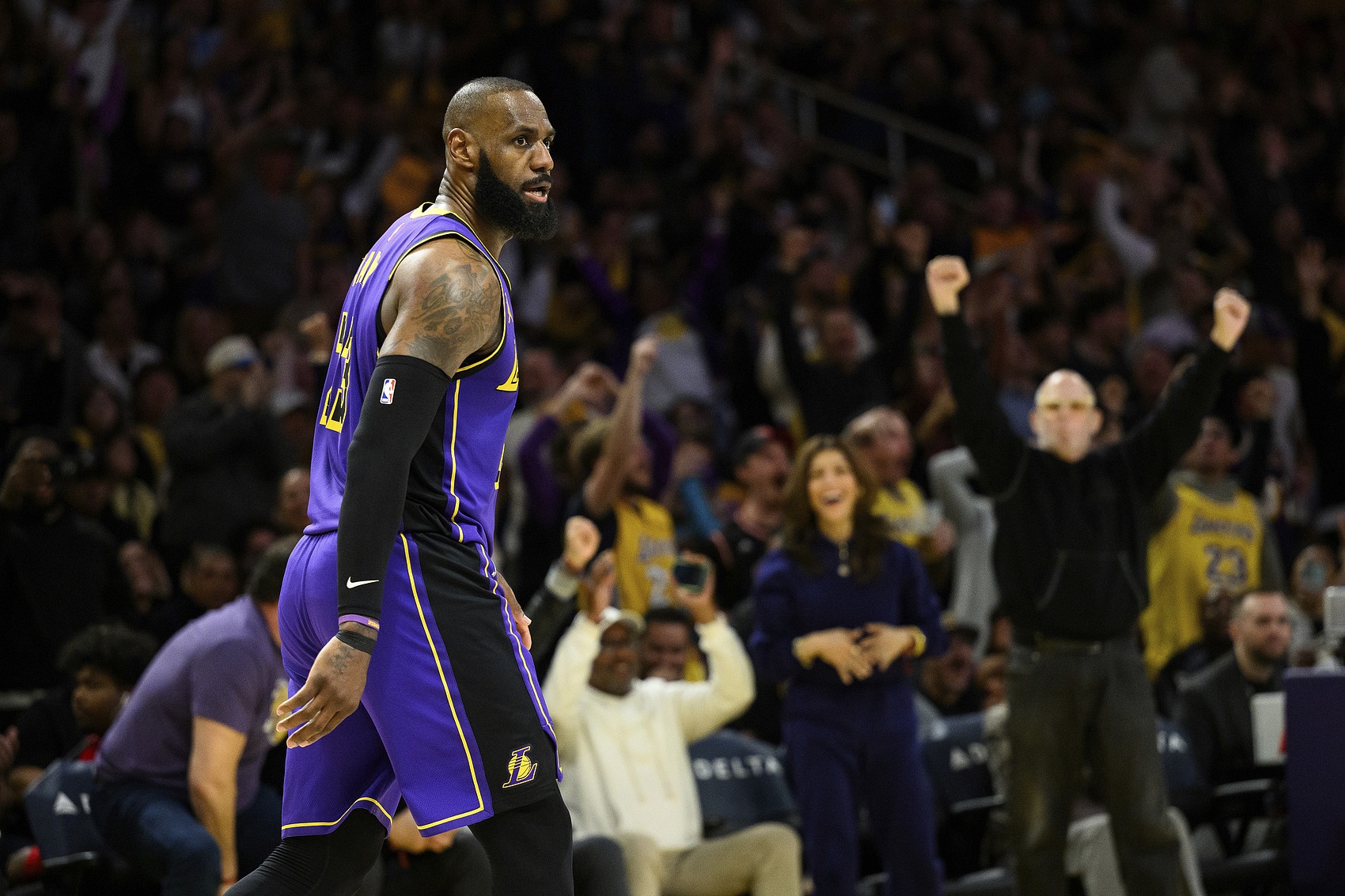 雷迪克：詹姆斯是我们防守端的四分卫 他有高球商和指挥能力