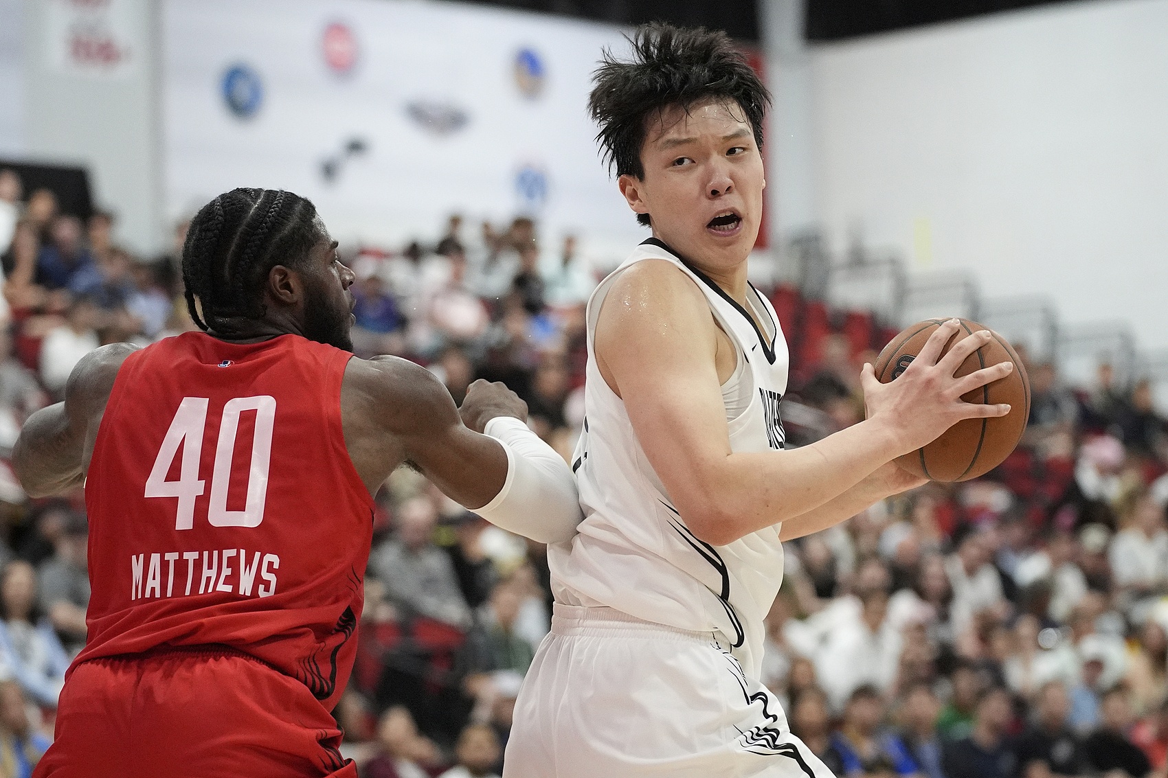 巩晓彬：杨瀚森在球场上的感觉非常对 策应&跨步转身都很有灵性