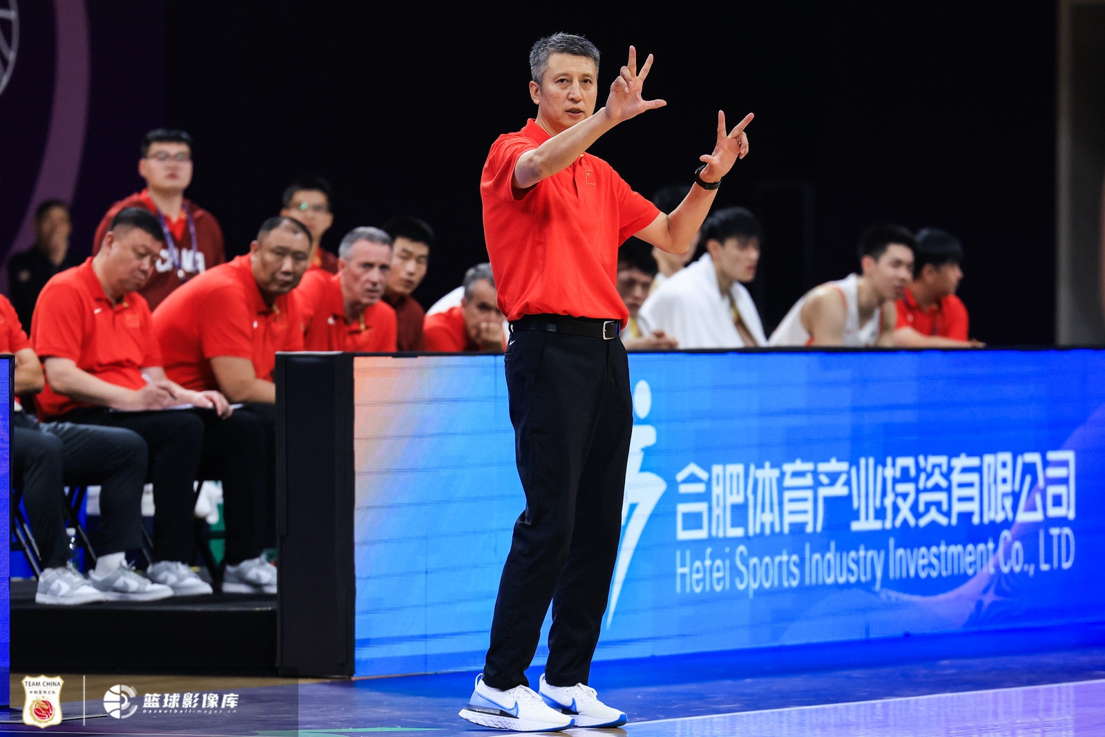 媒体人：现在男篮是四面楚歌&全员没呼吸权 积弱多年把口碑造没了