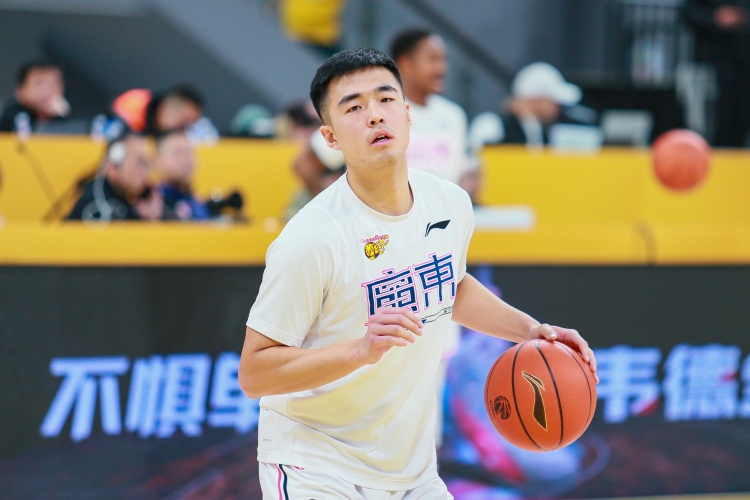 媒体人：广东和张文逸将1年C类合同续约 后者拒了其他队更高报价