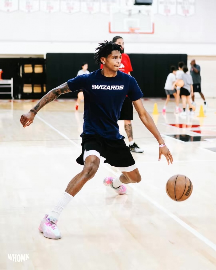 AJ-约翰逊晒训练生活照 还晒出带有个人Logo的背包