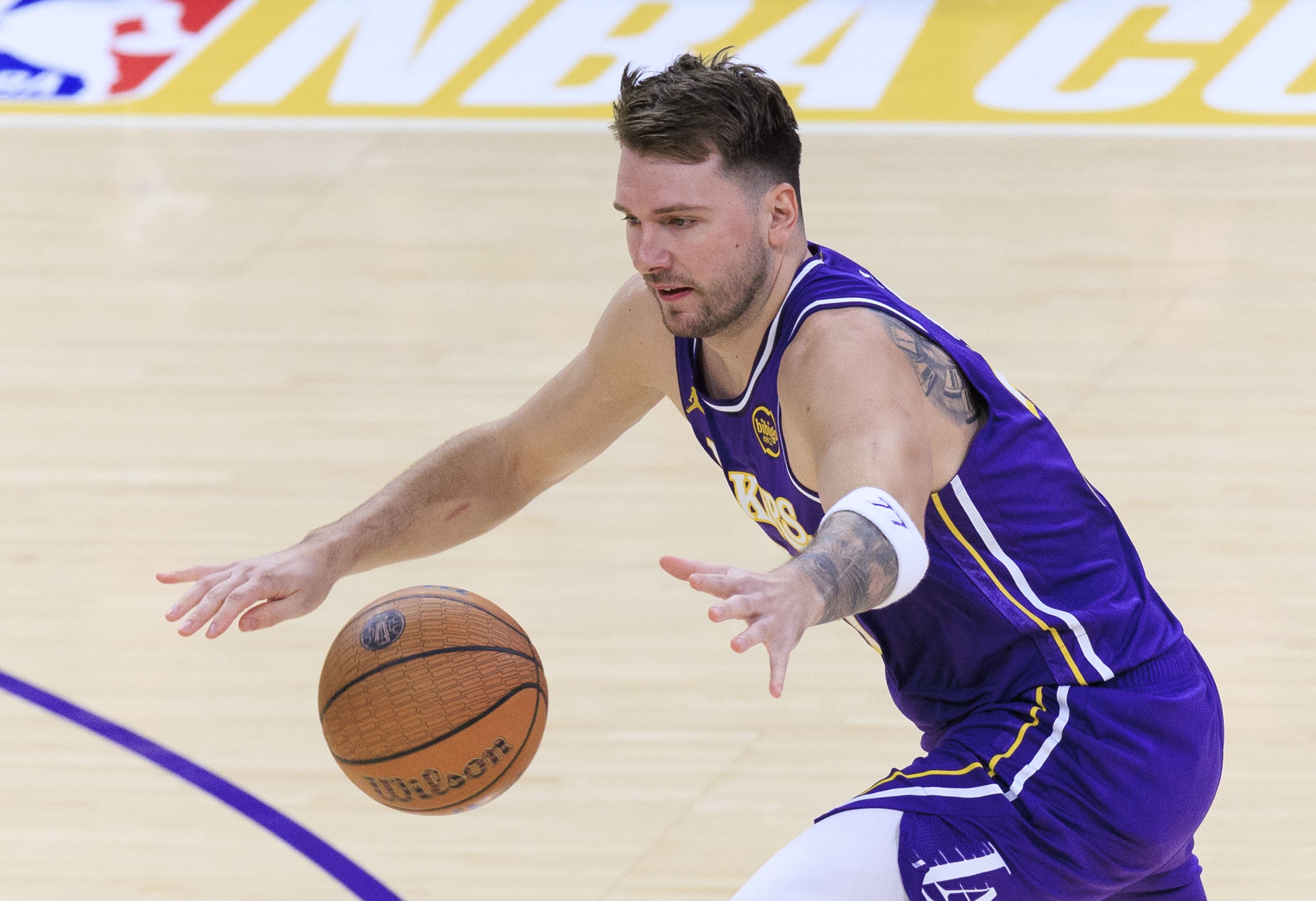 失误炸了!湖人全场21次失误 东&詹&里合计17次 东契奇9次