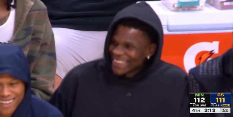 疑似互动？库里连续点飞稳稳命中三分后 场下华子笑得更开心了