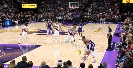 有点危险！威少外线虚晃 阿夫迪亚飞扑防守手指戳到威少眼部