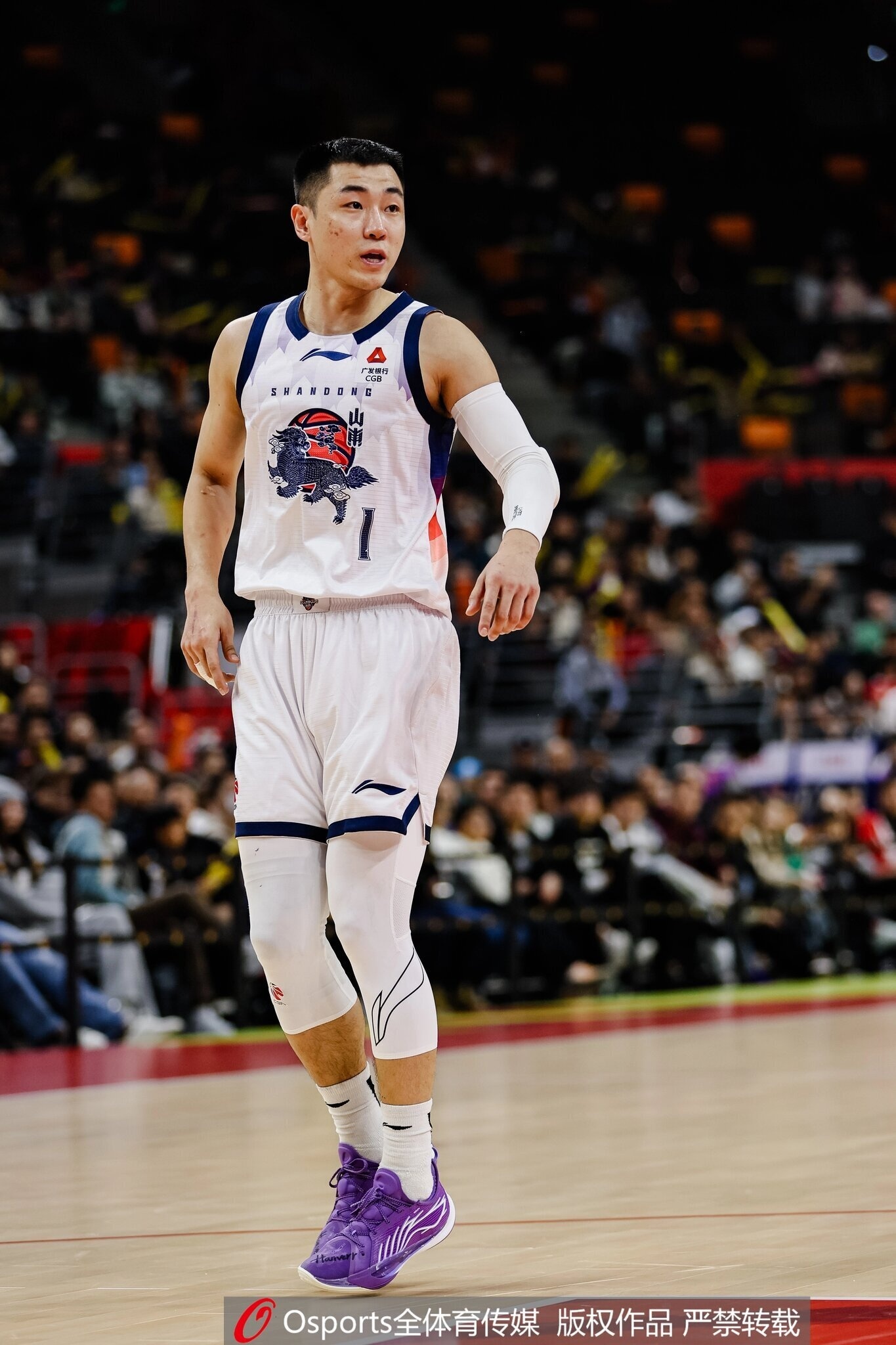 媒体人：身体疲劳外加双膝积水严重 高诗岩今晚打北京将休战