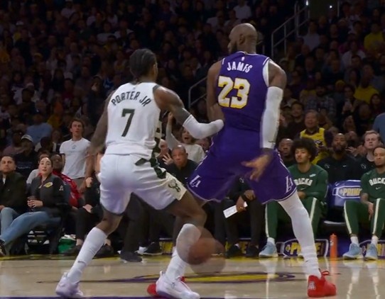 41岁的人还玩这个！詹姆斯抢断策动反击 骚气背传助克内克特上篮